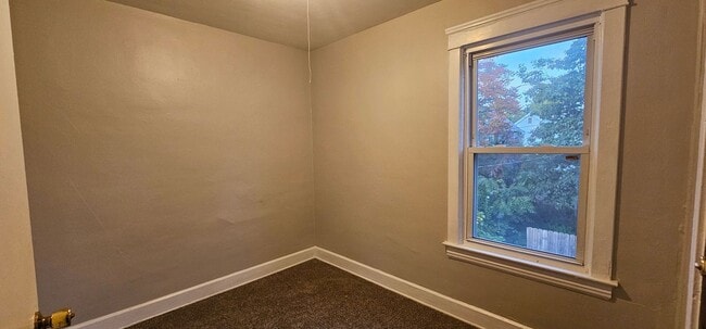 Building Photo - 3 Bed - 1.5 Bath - Single Family Home