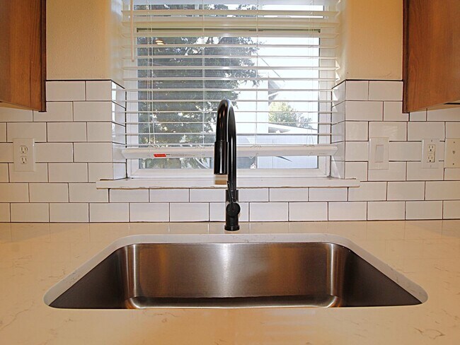 Building Photo - Charming 3-Bedroom Home in NE Bend – Close...