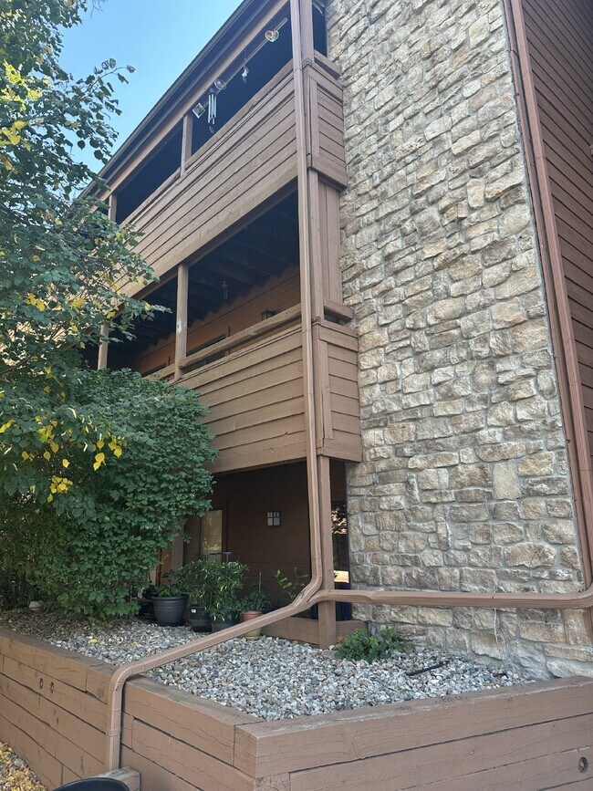 Building Photo - Available now! Great Condo in Great Location!