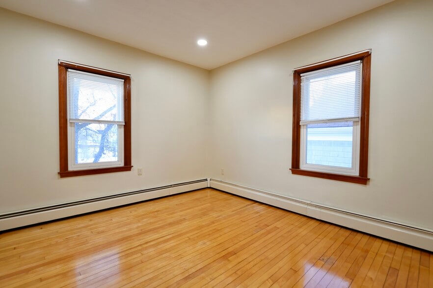 Building Photo - 31 Anthony St