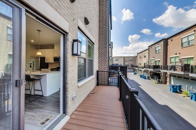 Building Photo - 312 S Elm St