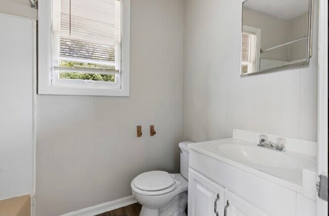 Building Photo - 621 Fairfax Ave