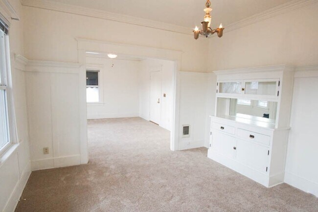Building Photo - Lease this Beautiful Sullivan's Gulch Vint...