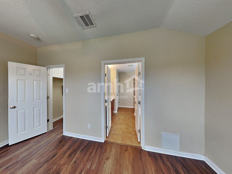 Building Photo - 5531 Southern Oaks