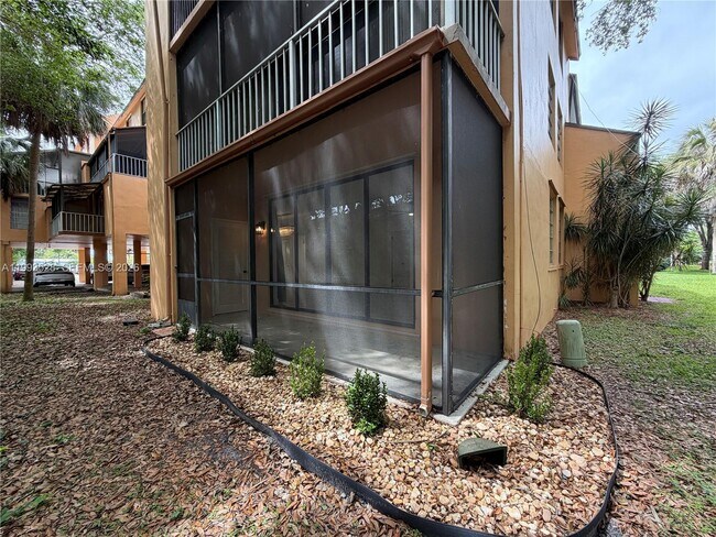 Building Photo - 400 Commodore Dr