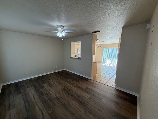 Building Photo - 2 Bedroom/2 1/2 Bathroom End Unit Apartment