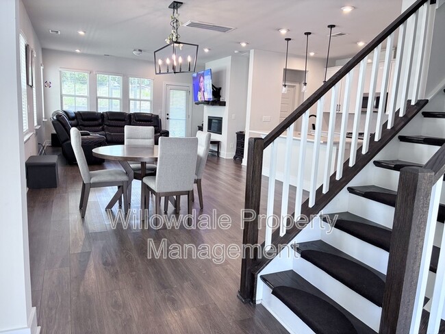 Building Photo - 2033 Florine Dr