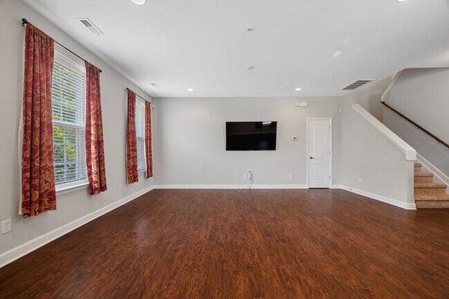 Building Photo - 623 Freeman Dr