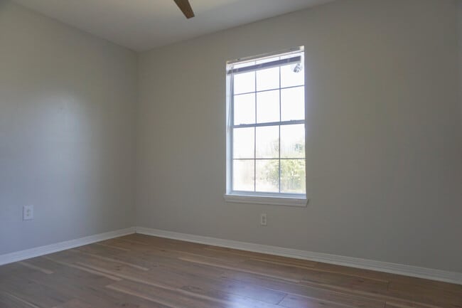 Building Photo - 6 Flora Cove