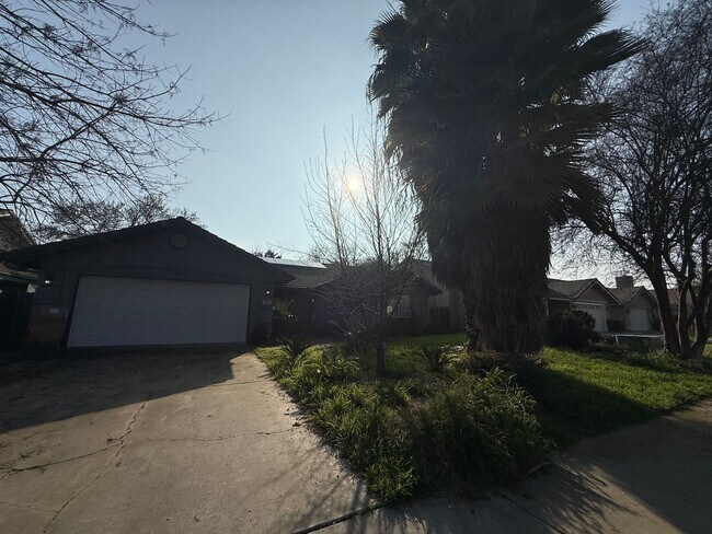 Building Photo - 3 bedrooms, 2 full bathrooms single-story home located in the heart of Visalia, CA.