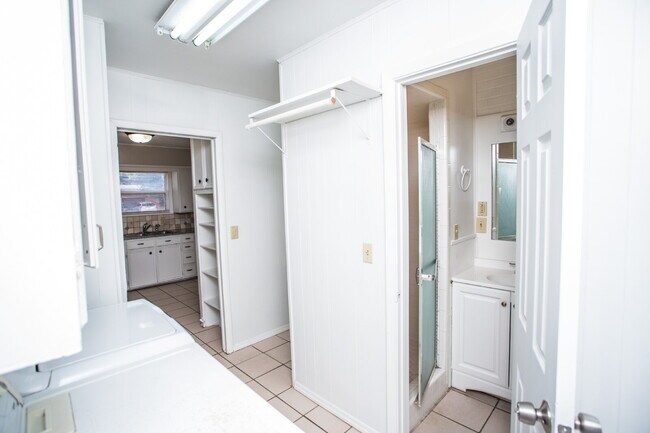 Building Photo - "Spacious 5-Bed Oasis with Granite Elegance & Hardwood Charm in Lubbock!"
