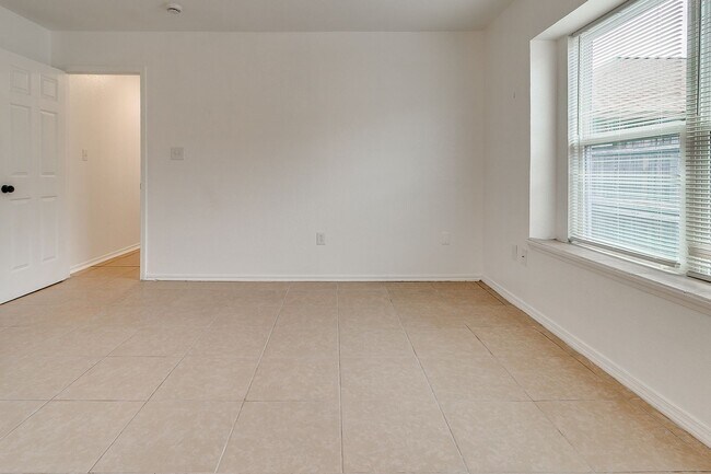 Building Photo - Great Freshly updated 3 bed 2 bath!