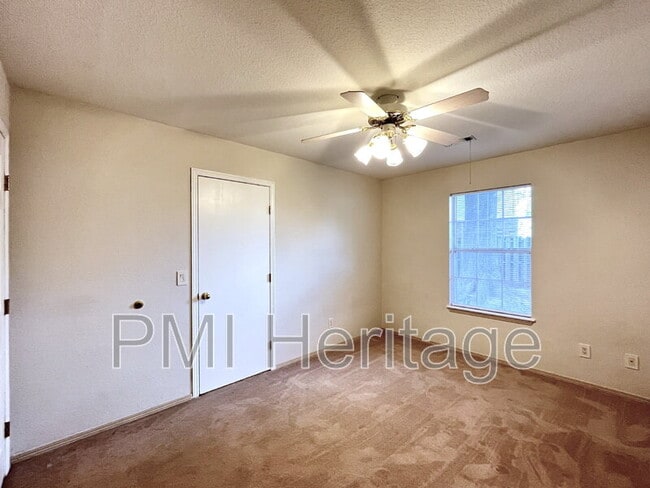 Building Photo - 886 N Daisy Ln