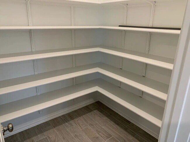 Building Photo - 271 Kinsley Wy