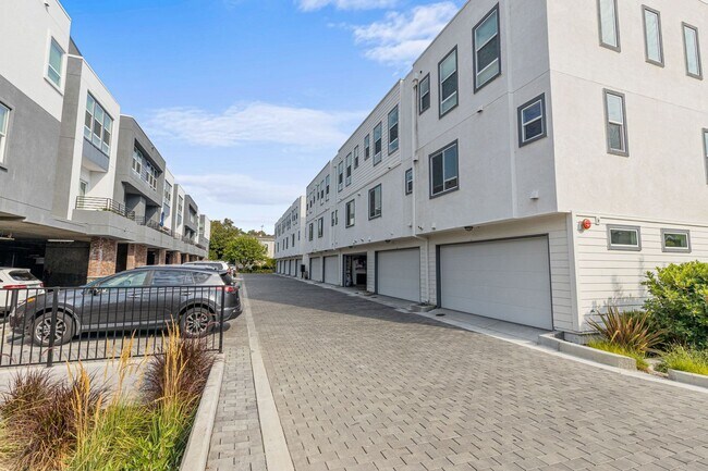 Building Photo - Modern Furnished Townhome in Downtown Napa