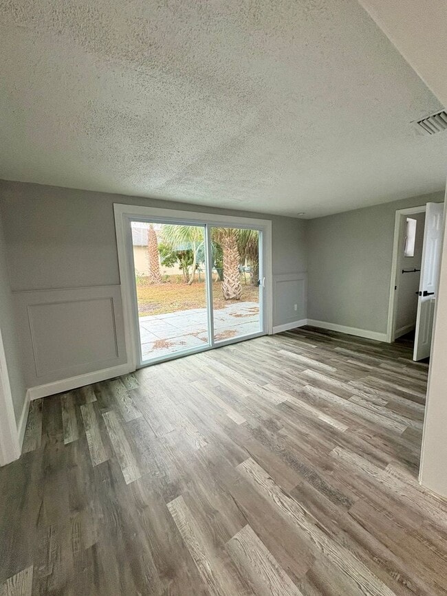 Building Photo - Fully Remodeled 3bed/2bath  Home with Bonus Room & Modern Upgrades