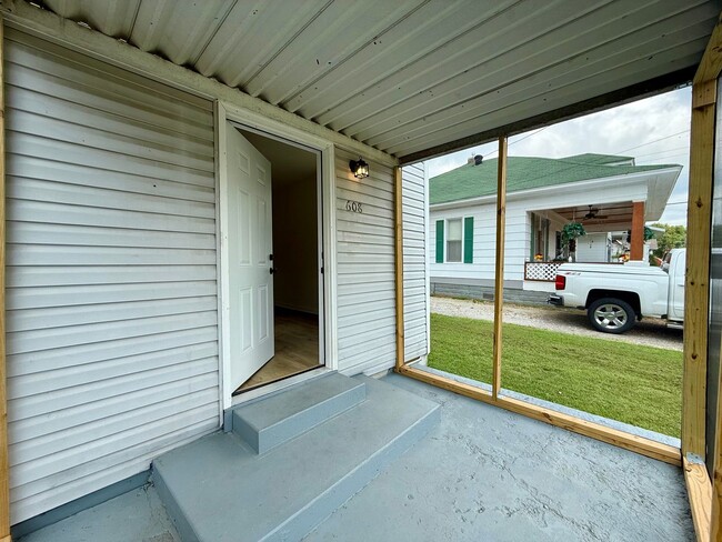 Building Photo - Fully Remodeled 3 Bedroom/1 Bathroom Home ...