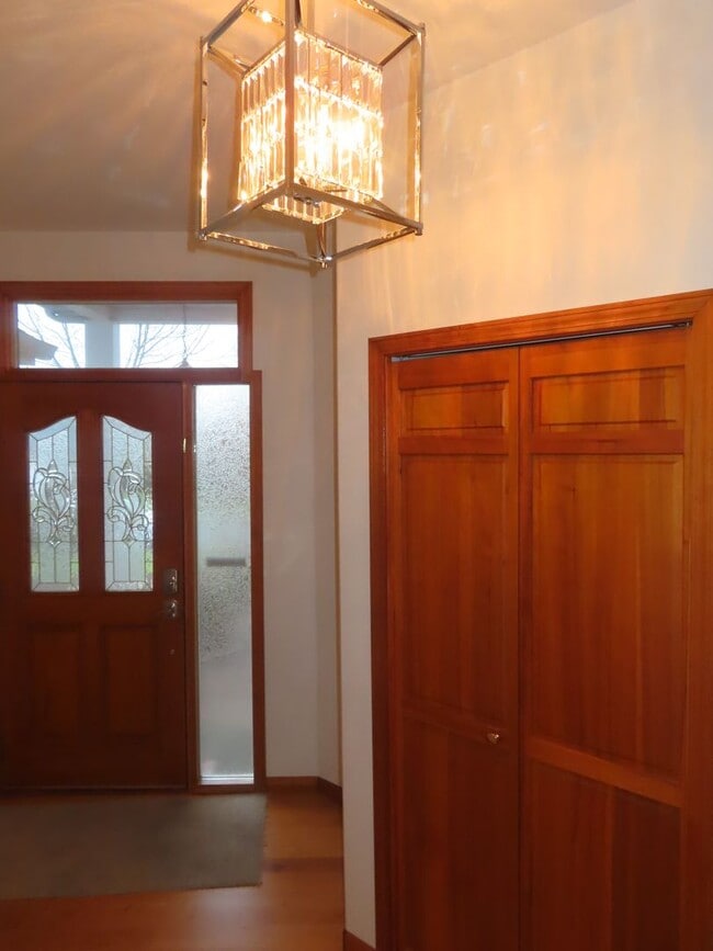 Building Photo - Beautiful home in Ferry St Bridge Area. 3 bedroom / 2 bath! Apply Now!