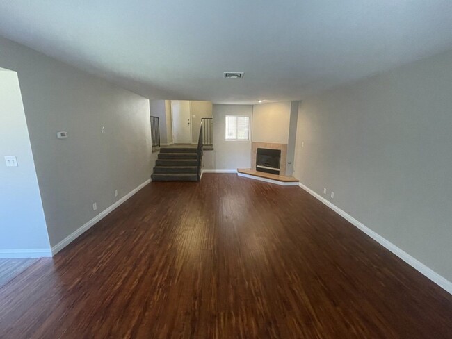 Building Photo - 3 Bed/ 2.5.Ba 2 story townhome , Gated Com...