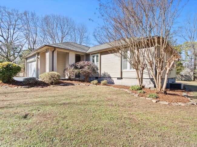 Building Photo - Large lot and close to town.