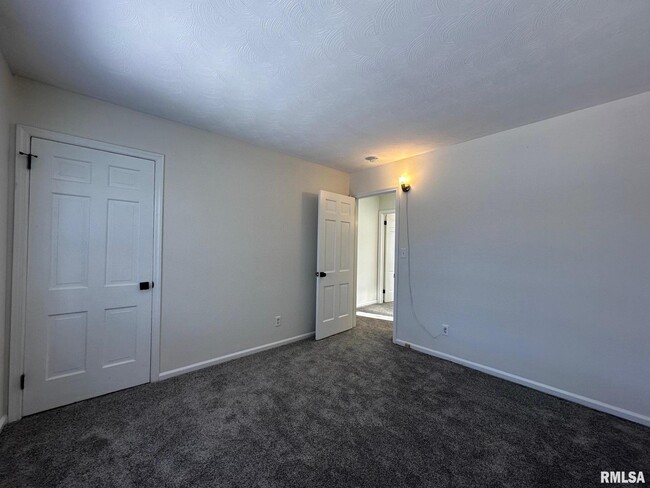 Building Photo - 2403 Lynnhaven Dr