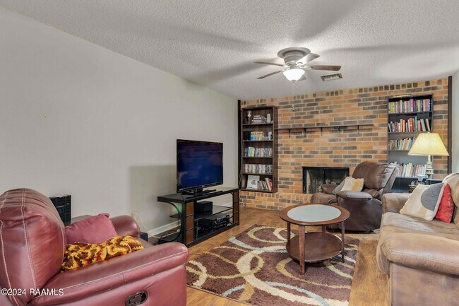 Building Photo - 303 Plaza Village Dr