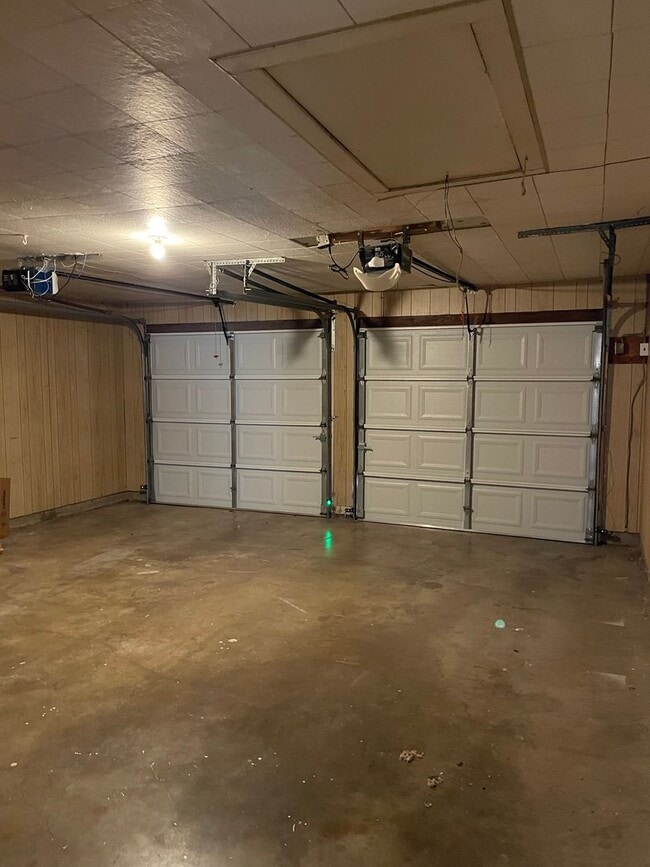 Building Photo - Available Now! Pet Restrictions. Charming ...
