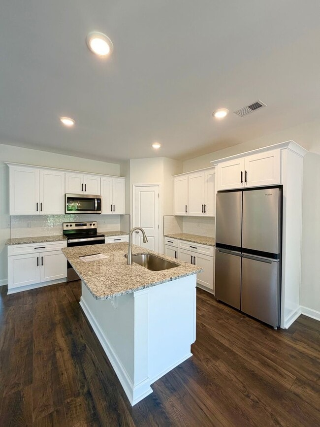 Building Photo - Spacious 3 Bedroom/ 2 Bath townhouse for rent in Fountain Park, convenient Asheville location