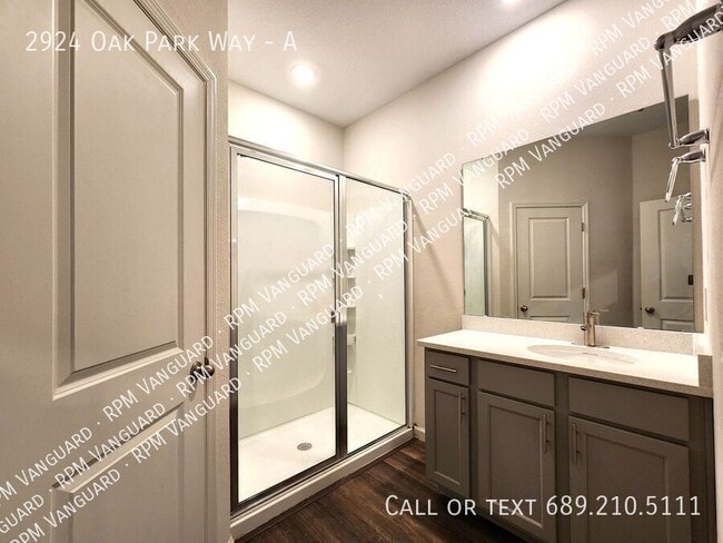 Building Photo - 2924 Oak Park Way