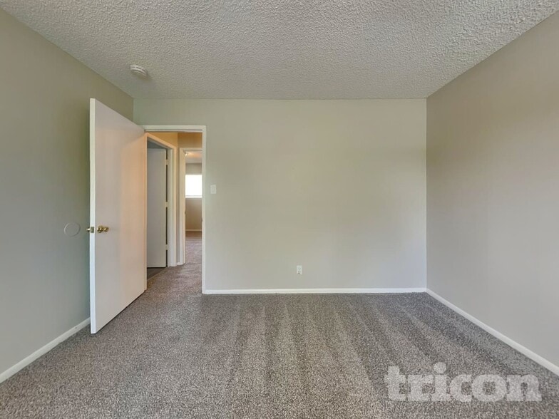 Building Photo - 1270 Kings Row