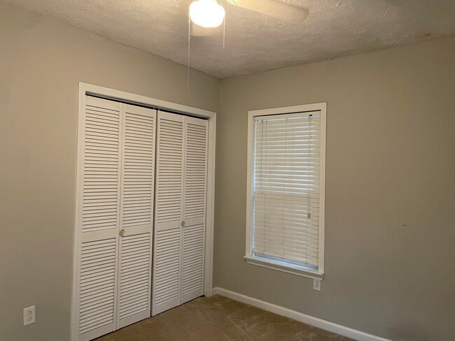 Building Photo - 3826 Dyches Rd