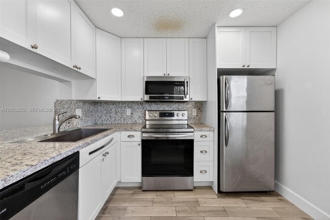 Building Photo - 889 Hamilton Dr