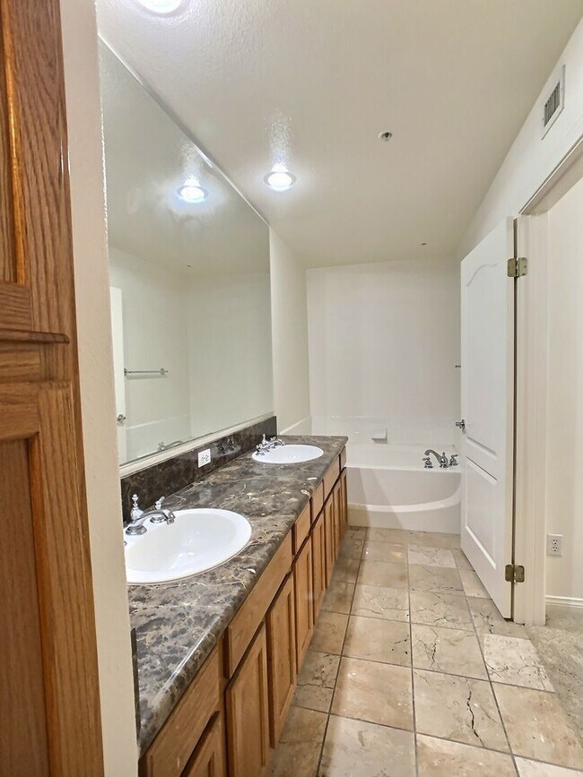 Building Photo - Paseo Plaza Condo For Rent in the Heart of...