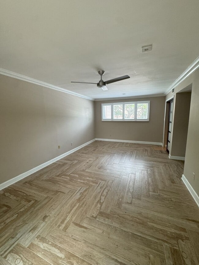 Building Photo - Beautifully updated 2 bedroom 2.5 bath townhome in highly desirable Lake Ivanhoe!