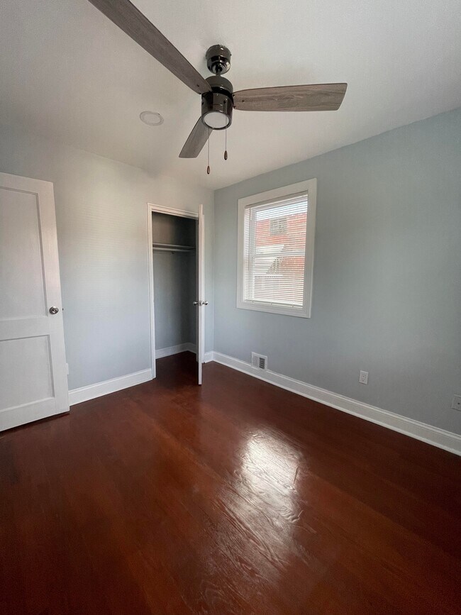upper level room 2 - 5021 13th St NE