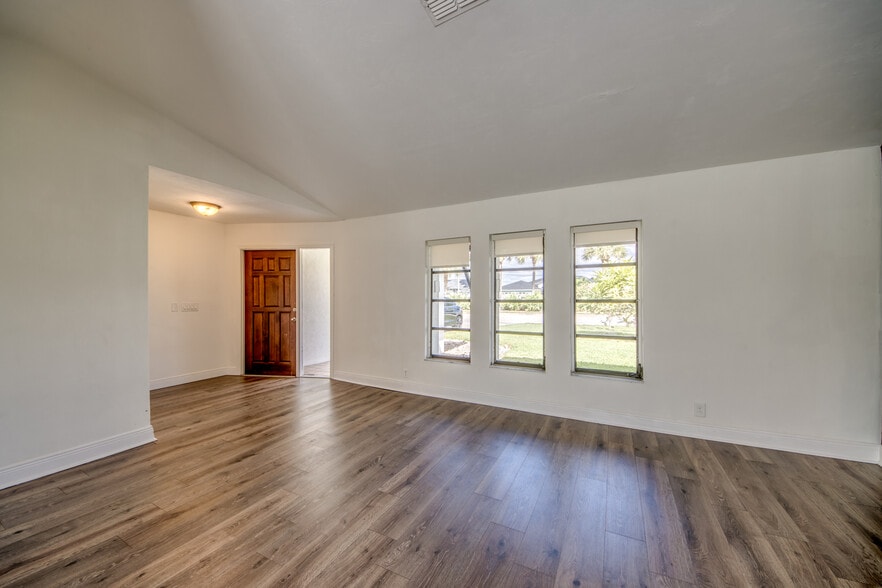 This updated home features new wood laminate flooring and upgraded designer lighting thru out. - 2316 Everest Pky