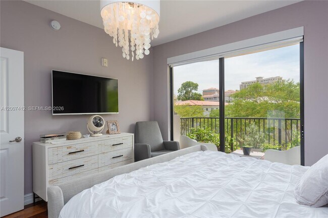 Building Photo - 1650 Galiano St