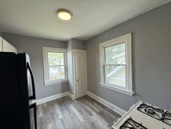 Building Photo - 2748 Harris Ave