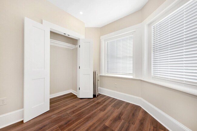 Building Photo - 107 School St