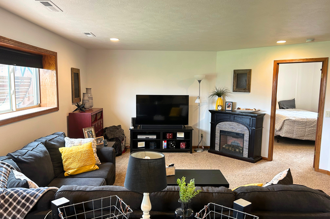 Building Photo - Spacious & Stylish Home in a Prime Location!