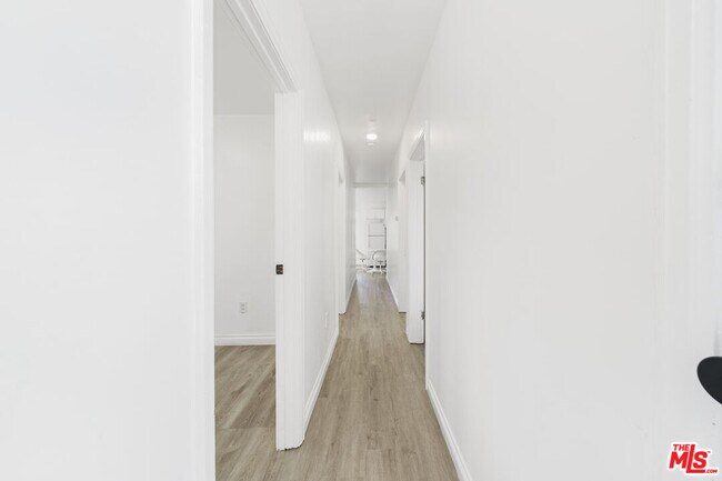 Building Photo - 424 N Reno St