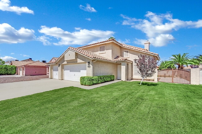 Building Photo - Step into this charming 3-bedroom, 3-bathr...