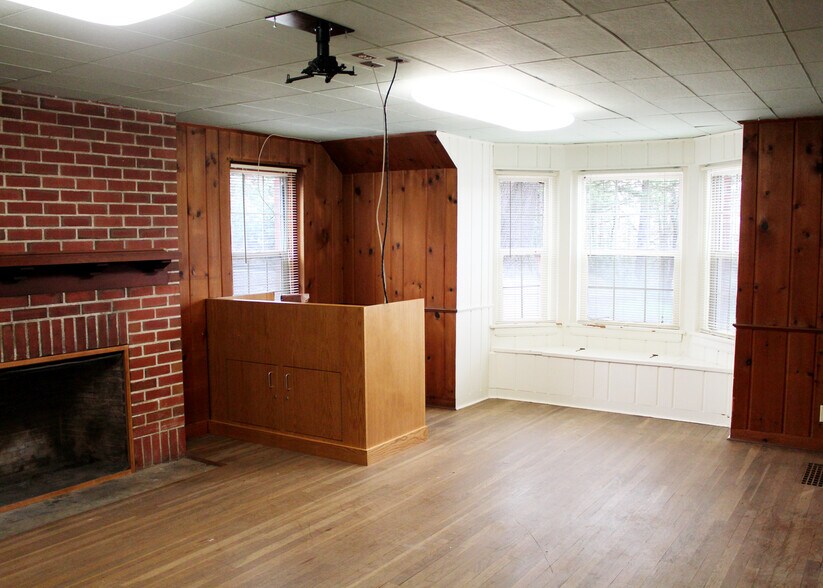 Building Photo - 935 NE B St