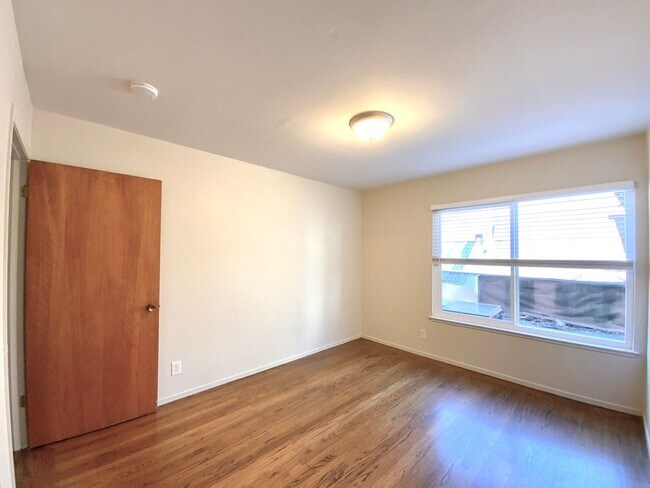 Building Photo - REMODELED KITCHEN! Storage, Parking Available, On-Site Laundry!