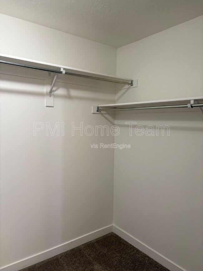 Building Photo - 1546 W Parkview Dr
