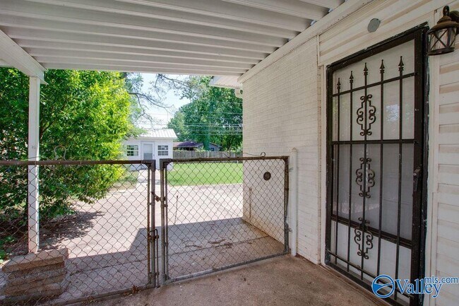 Building Photo - 213 Drake Ave SW