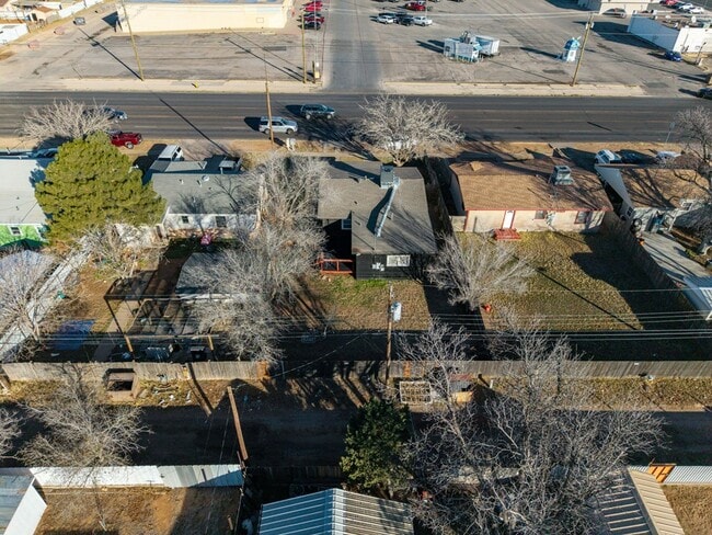 Building Photo - 2011 W 16th St