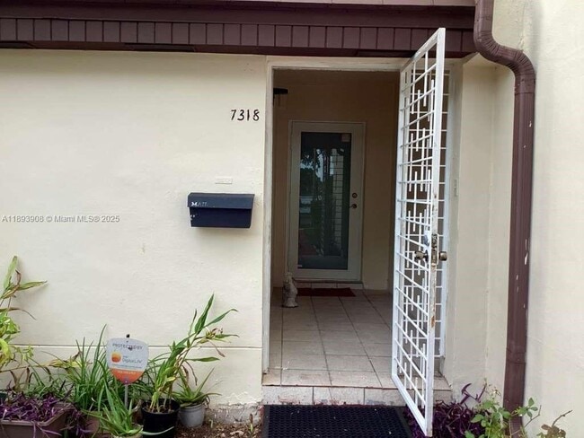 Building Photo - 7318 Twin Sabal Dr