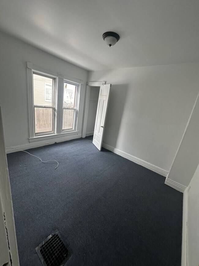 Building Photo - 97 Glendale Park