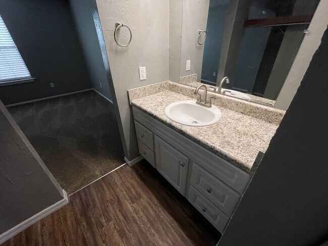 Building Photo - 2BED/2BATH DOWNSTAIRS NEAR GOV SQ